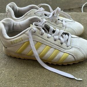 Vintage kswiss shoes size : 9.5 color: white and a light yellow